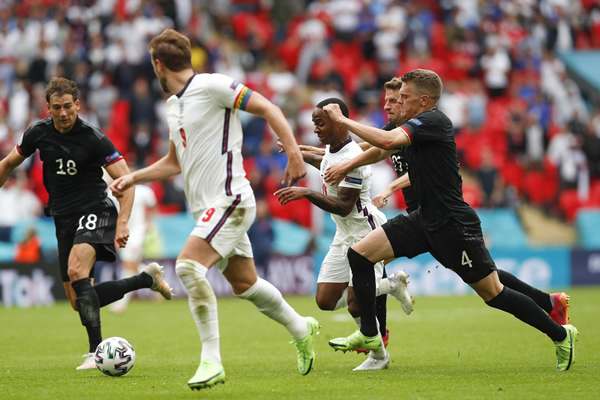 关于热刺创下联赛记录，球队整体表现出色的信息