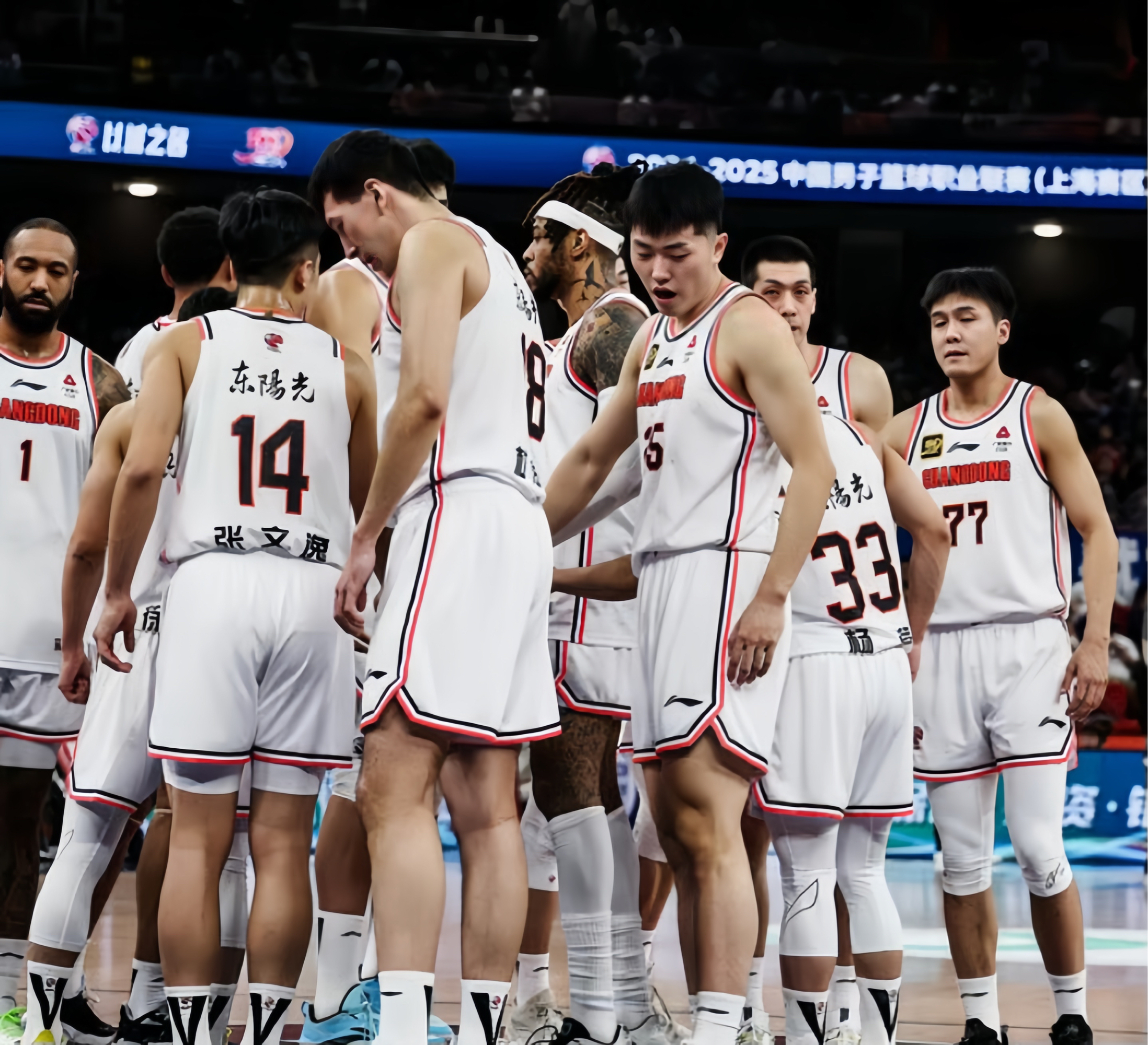 包含广东宏远队战胜青岛男篮，实现连胜的词条