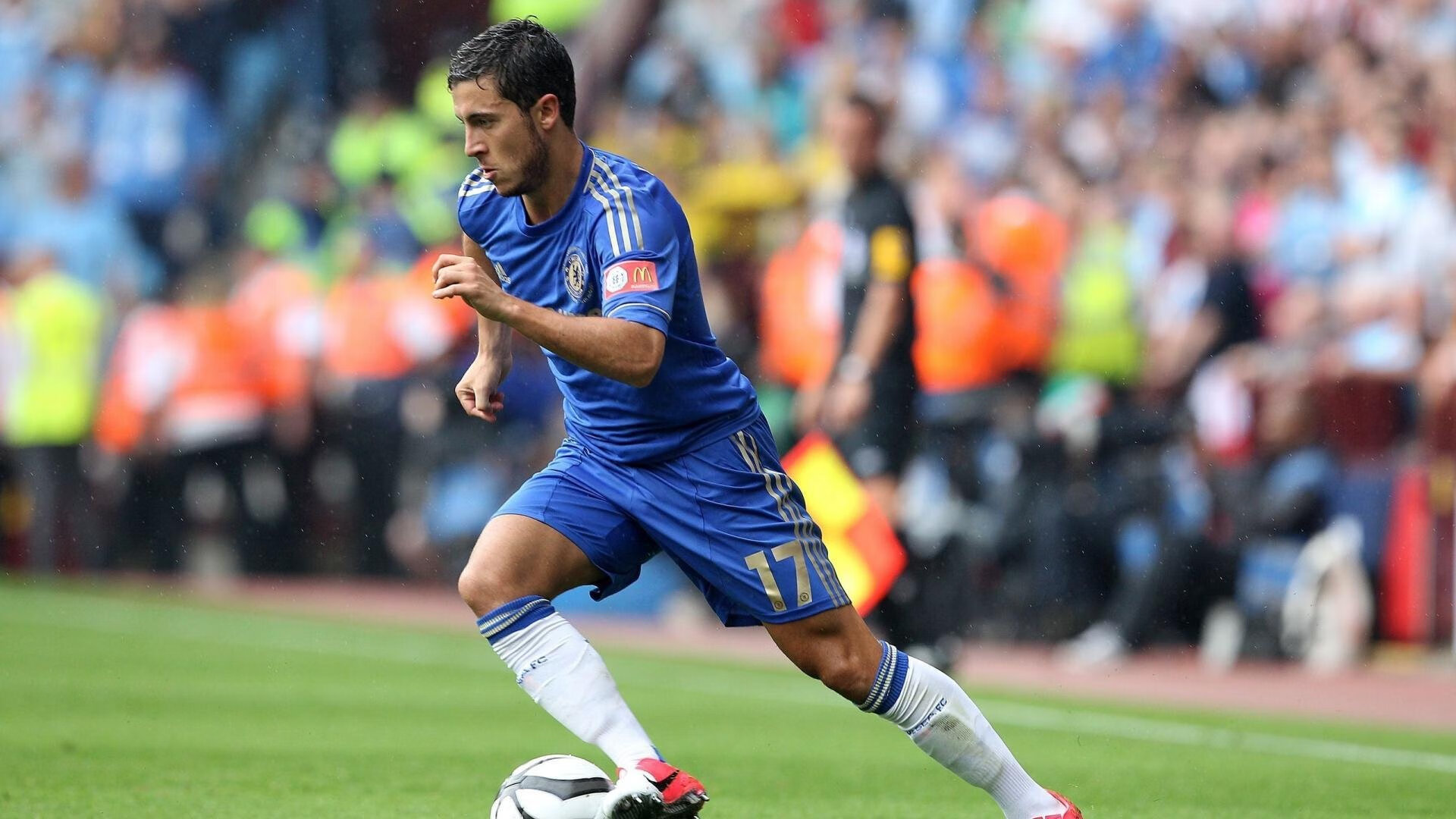 当赛道成为战场，巴雷拉在F1年度争冠中接管比赛，与美国封锁丹麦的隐喻