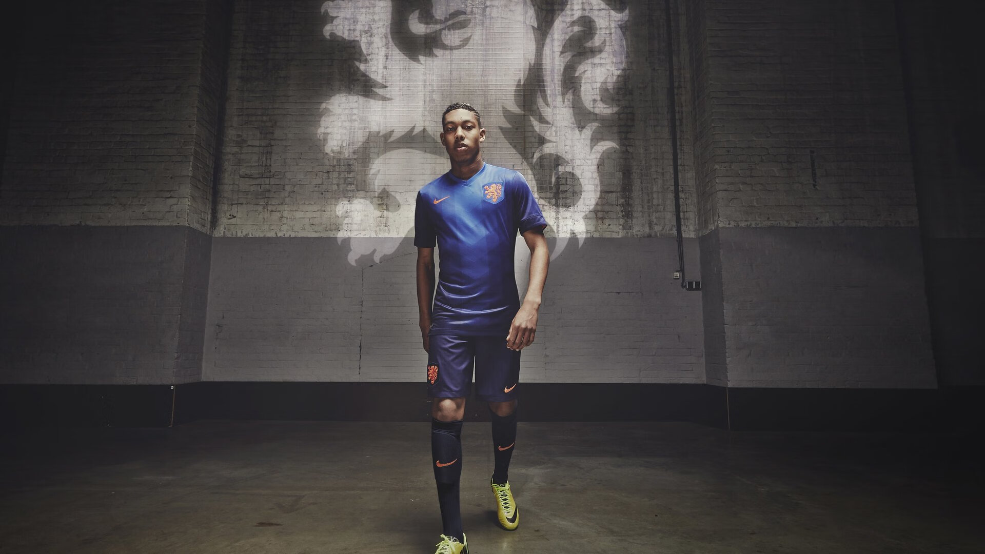 赛道上的红牛内战，塞恩斯率队力克姊妹劲敌